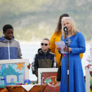 Catrine Gangstø presenterte stiftelsen Peacepainting for Kongeparet. Foto: Liv Anette Luane, Det kongelige hoff